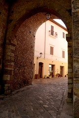 Toreingang in ein italienisches Dorf