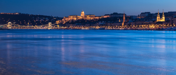 Naklejka premium Chain Bridge and the royal palace at night