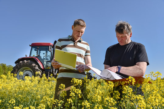 Ackerbau - Fl&auml;chenpr&auml;mie, Fachberater und Landwirt im Rapsfeld
