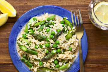 Risotto aus grünem Spargel, Erbsen, Petersilie und Vollkornreis, fotografiert mit natürlichem Licht