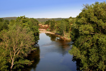 Fototapeta na wymiar river in the countryside