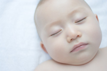 昼寝をする日本人の赤ちゃん