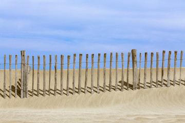 palissade sur une dune de sable dorée, sur les plages du sud de la France