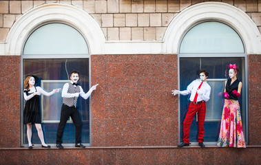 Memes stands on a shop window mannequins instead.