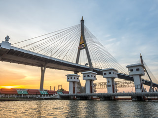 Obraz premium Industrial ring bridges in Bangkok under twilight sky