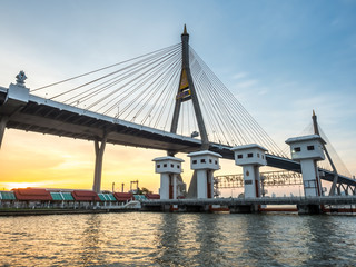 Obraz premium Industrial ring bridges in Bangkok under twilight sky