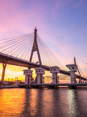 Obraz premium Industrial ring bridges in Bangkok under twilight sky