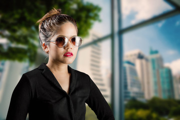 Fototapeta na wymiar businesswoman with cityscape background