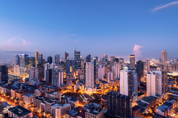 Vue de nuit surélevée de Makati, le quartier des affaires de Metro Manila.