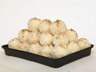 Sweet coconut spheres