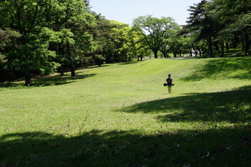 芝生の公園　遊ぶ　子ども