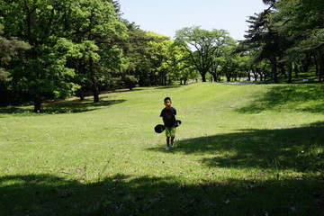 芝生の公園　遊ぶ　子ども