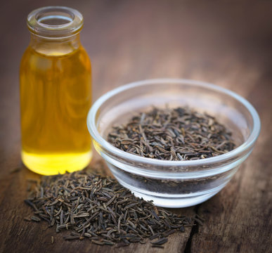 Caraway seeds with essential oil