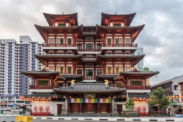 Rode Chinese tempel - Buddha Tooth Relic Temple and Museum in Singapore bij zonsondergang