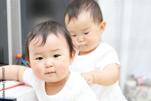 かわいい双子の赤ちゃん 日本人 アジア人 Stock Photo And Royalty