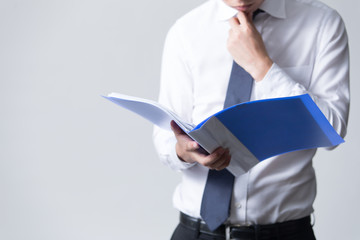 ファイルを見る男性サラリーマン(白バック)