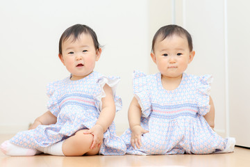 かわいい双子の赤ちゃん 日本人 アジア人 Wall Mural Beeboys かわいい双子の赤ちゃん 日本人 アジア人 Wall Mural Beeboys