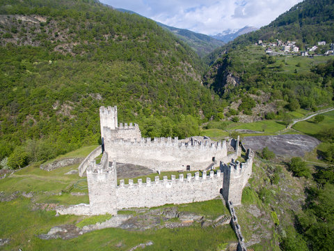 Grosio - Valtellina (IT) - Castello Nuovo e San Faustino - Parco delle incisioni Rupestri - vista aerea © Silvano Rebai