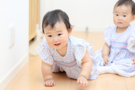 かわいい双子の赤ちゃん 日本人 アジア人