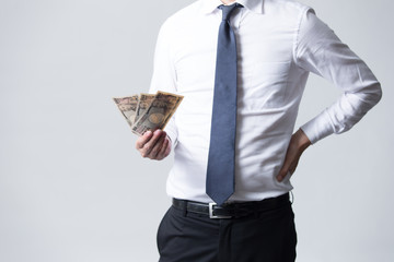 一万円札を持つ男性サラリーマン(白バック)