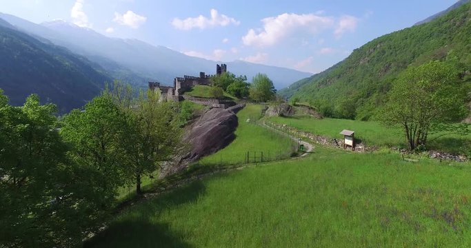 Castelli di Grosio - castello di San Faustino e   castello Visconti Venosta - Parco delle incisioni rupestri (Valtellina)