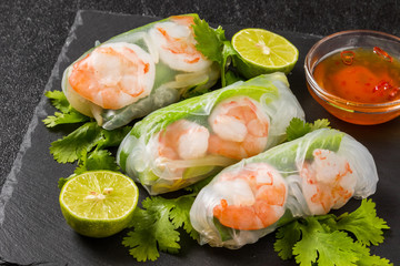 ベトナム風生春巻き　 Salad spring roll of Asian wind prawns