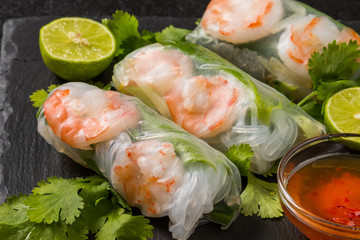 ベトナム風生春巻き　 Salad spring roll of Asian wind prawns