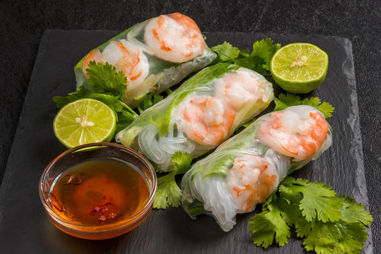 ベトナム風生春巻き　 Salad spring roll of Asian wind prawns