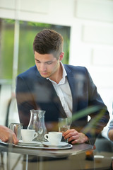 Geschäftsmann trinkt Wasser im Büro
