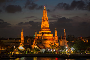 Naklejka premium Rzeka i Wat Arun Temple w nocy w Bangkoku w Tajlandii