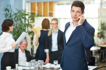 Geschäftsmann telefoniert mit Smartphone