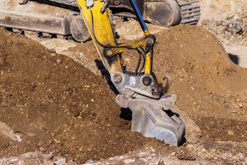 Bagger auf Baustelle bei Erdarbeiten