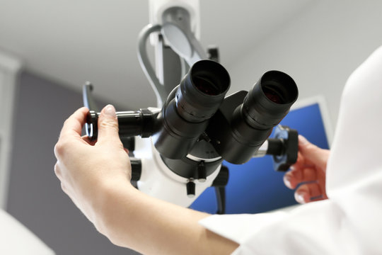 Laryngologia. Lekarz laryngolog  w gabinecie ze sprzętem specjalistycznym