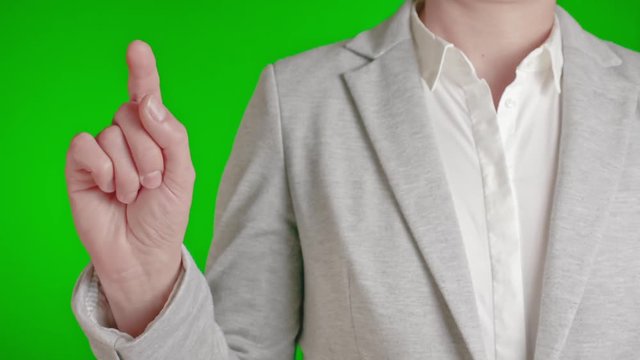 main de femme active qui touche un &eacute;cran tactile sur fond vert style de couleur flat