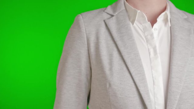 femme active faisant le signe du pouce lev&eacute; sur fond vert en gros plan style de couleur flat