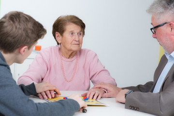 alte frau erhält familiären zusammenhalt