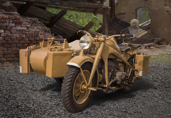 altes militär motorrad vor zerstörtem haus
