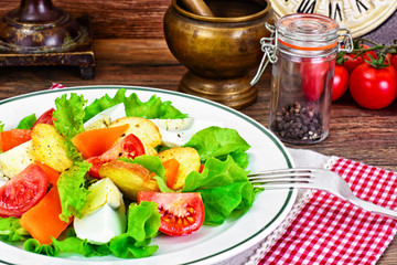 Lettuce, Tomato and Sweet Pepper with Egg