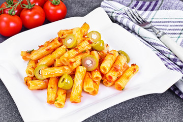 Tortellini, Pasna Penne with Ketchup and Green Olives