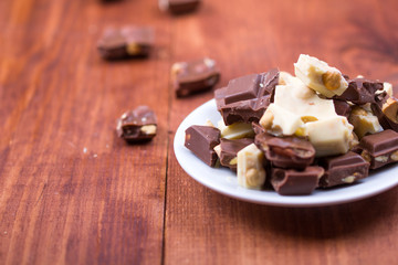 Nut chocolate pieces