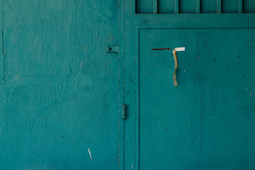 Wand und Türe blau angemalt