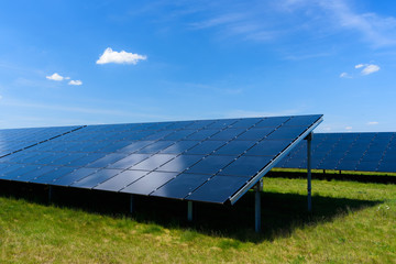 Solarpark vor einem Blauen Himmel