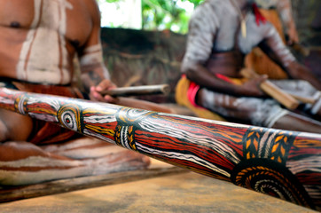 Yirrganydji Aboriginal mannen spelen Aboriginal muziek