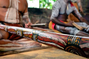 Crédence en verre imprimé Australie Les hommes aborigènes de Yirrganydji jouent de la musique aborigène