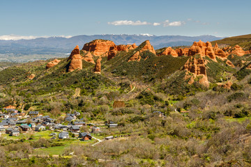 Las Médulas y pueblo. Explotación minera de oro romana. El Bierzo, León, España.