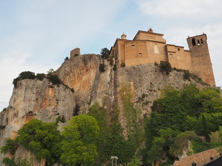 Obraz premium Vistas del pueblo de Alquezar en Huesca, uno de los pueblos bonitos de España sobre rocas con cielo azul, en primavera de 2016