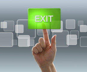 ボタンを押す男性の手（出口）