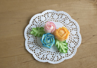 rose e  foglie fatte con il  burro e lo  zucchero ,colorate per decorare le torte.