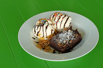 chocolate brownie with vanilla ice cream