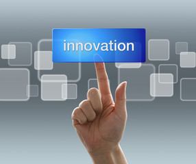 ボタンを押す男性の手（イノベーション）